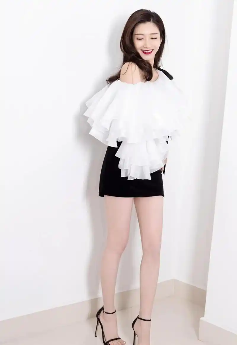 江疏影又惊艳了,穿紧身短裙曲线吸睛,尽显成熟女人的妩媚性感 67.