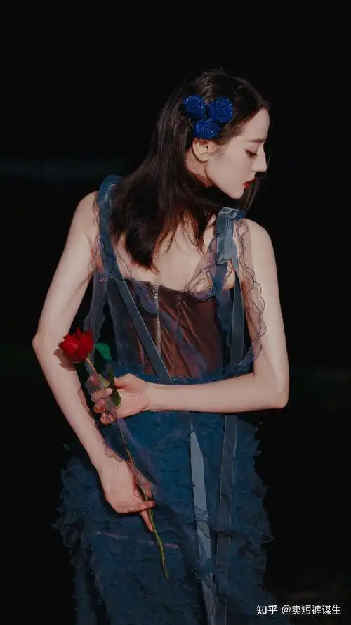 迪丽热巴穿吊带裙有多美