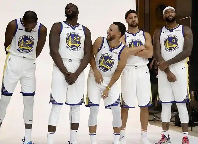 勇士首发全家福来袭:克莱变霸气,kd身高成焦点,考辛斯一人半