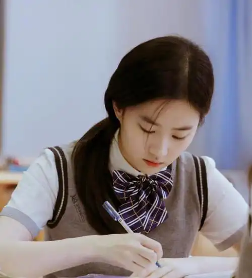 穿上校服的刘亦菲好美真得让粉丝们惊艳不已