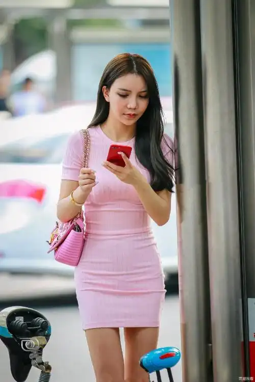 街拍粉色紧身针织裙凹凸的线条更能吸引路人的眼球