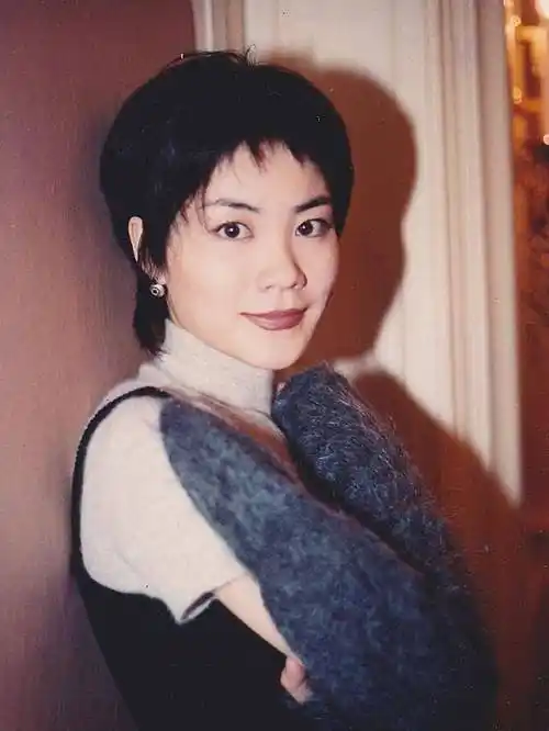 原创50岁王菲蹦迪上热搜:一面笑得天真无邪,一面看破一切_生活_孩子