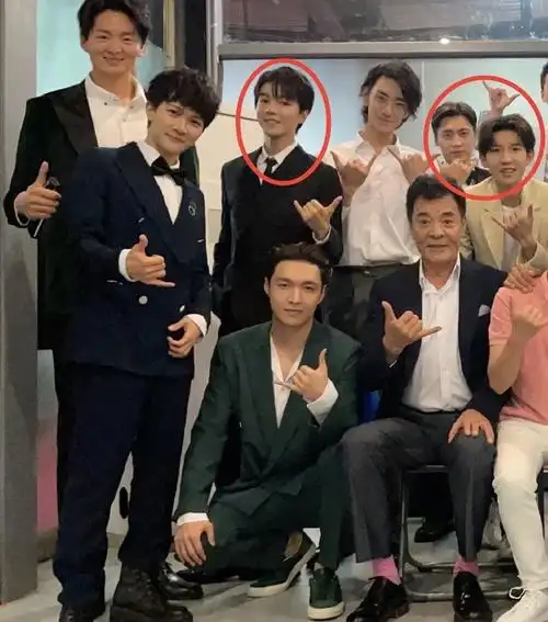 不得不说这是一张帅气浓度爆棚的合照,17位男艺人同框,有新晋顶流