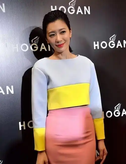 贾静雯47岁风韵犹存穿紧身包裙大秀好身材无奈却被小肚子抢镜