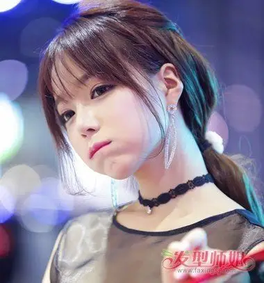 直发向后梳理,扎成简单灵动的马尾辫,前面的碎发与刘海一起偏分梳理