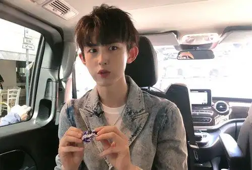 今年大学男生刘海这样打理更帅气阳光 男学生新款刘海短发look_发型