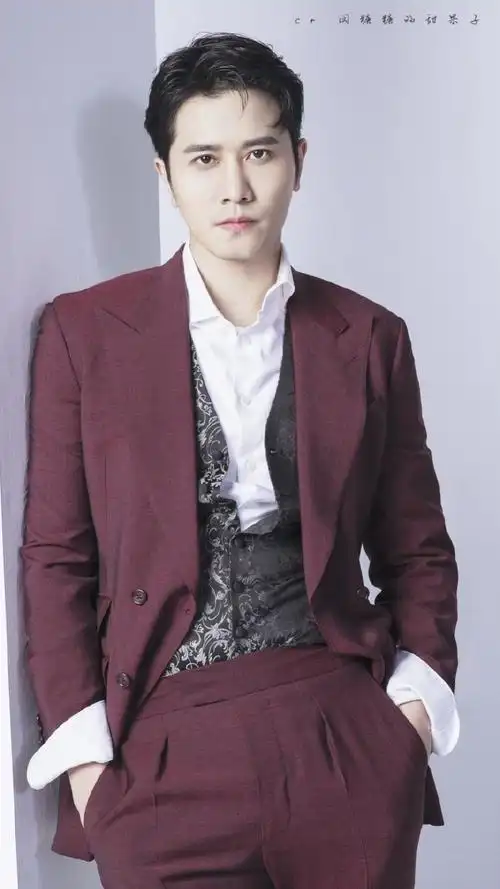 2822 79797979红色西装和皮衣是心头好@彭冠英@彭冠英