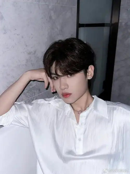 禁欲系白衬衫帅气营业照,黄明昊更新隔空对视心动暴击!