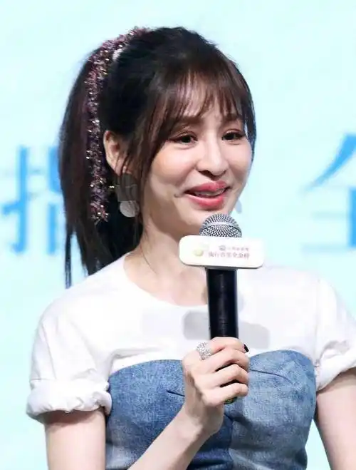 娄艺潇看球晒自拍超美,路透图却脸僵像"换脸"_网友_皱纹_脸部