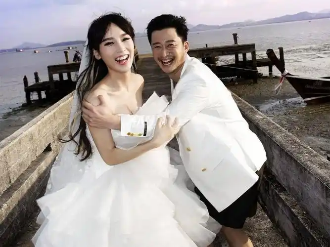 谢楠学网红摔跤炫富而看到地上散落的东西后楠哥赢了