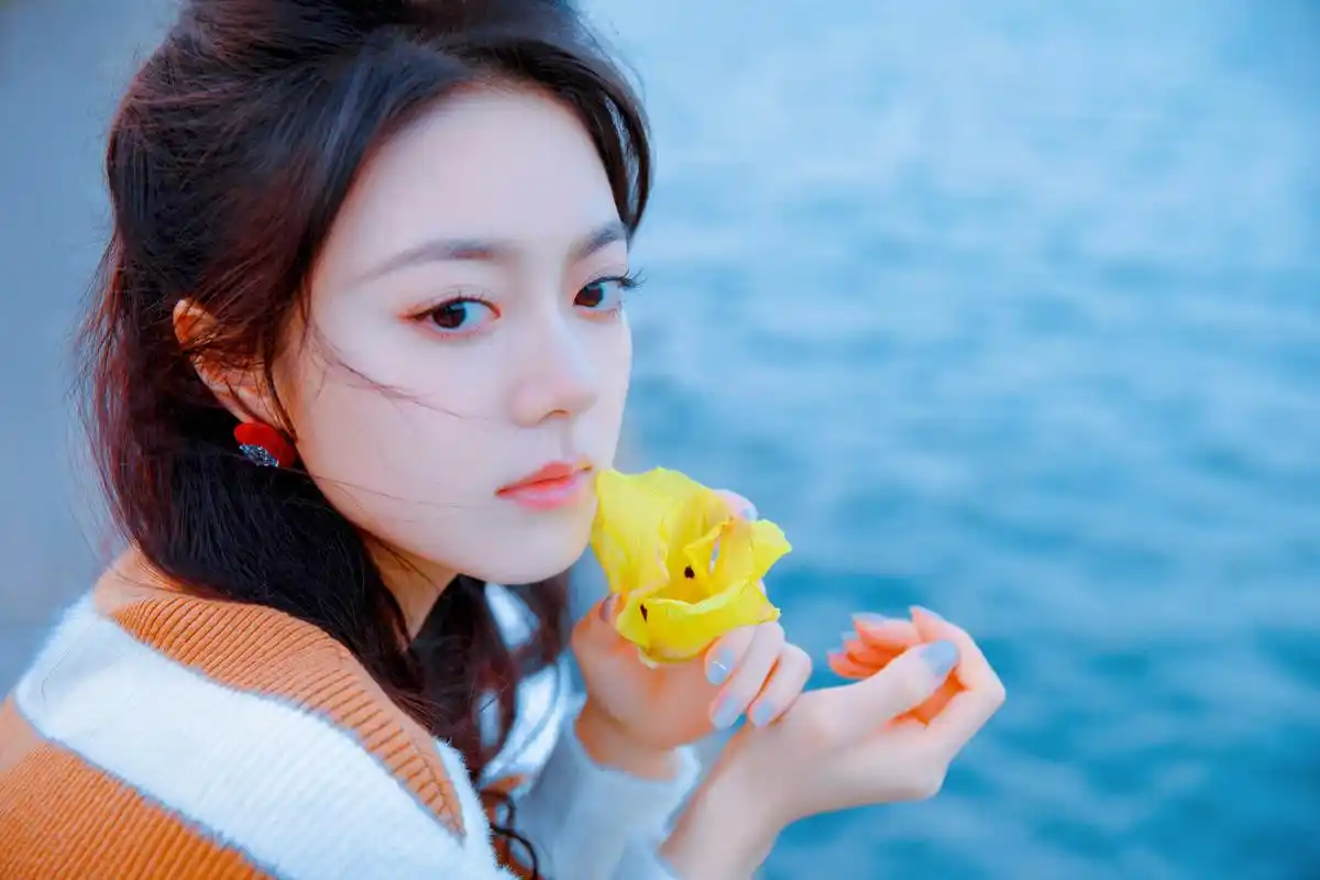 赵今麦棕色条纹毛衣造型码头随拍写真壁纸图集