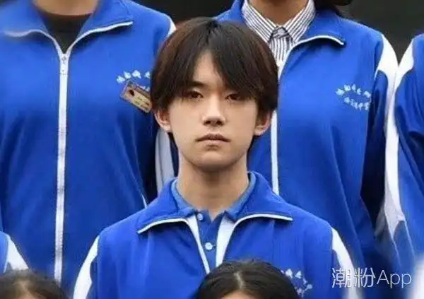 吴磊参加毕业典礼照片流出 和易烊千玺对比谁更帅呢