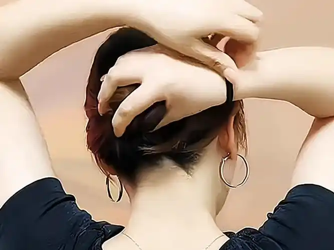 出门戴帽子头盔发型这样扎