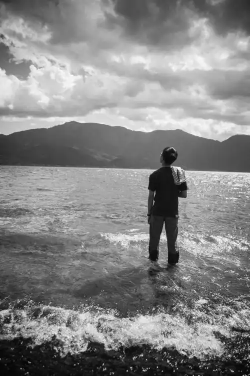 伤心的人去看海