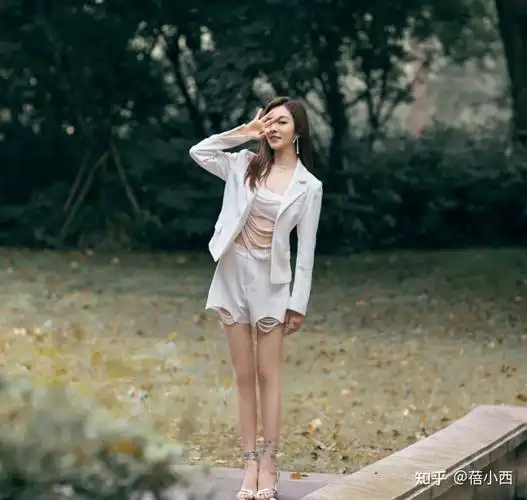 王晓晨的尺度越来越大了,穿白西装配珍珠抹胸,气质撩人又惊艳