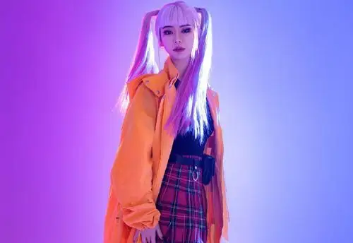 原创 戚薇cos孙尚香,紫发橙色风衣内搭萝莉装,与李承铉合体狂撒狗粮