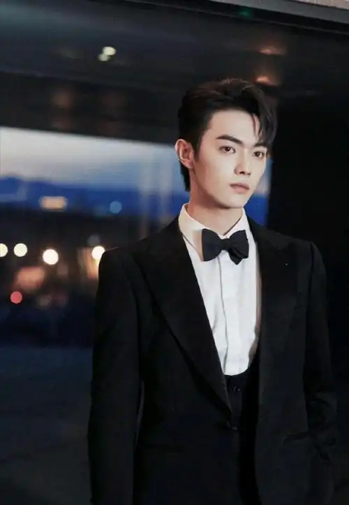 许凯的黑色西装穿搭,真的又帅又有绅士风度,走路带风,颇有气势