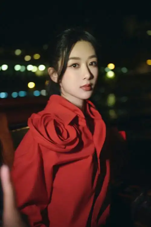 vogue评选巴黎时装周最时尚明星##杨紫巴黎时装周