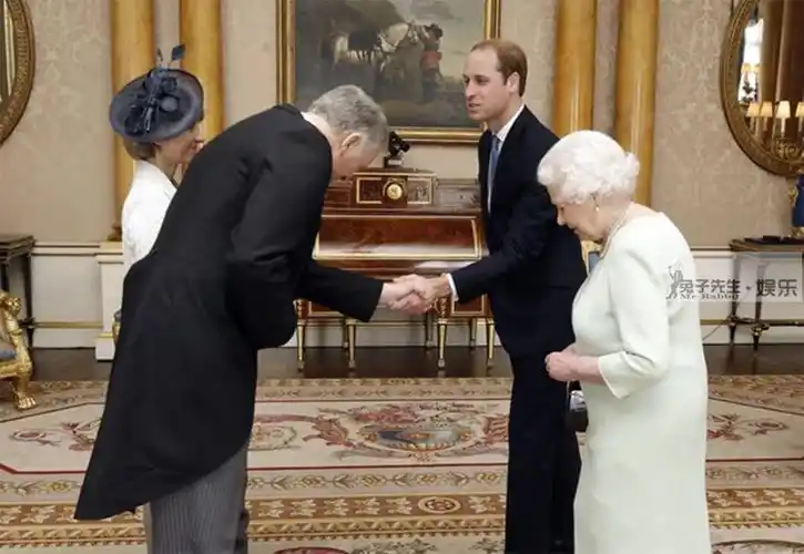 92岁英国女王向外宾介绍威廉王子,在奶奶眼中,孙子是她的骄傲