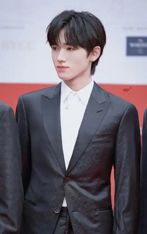 请把西装焊死在身上#宋亚轩 西装确实帅