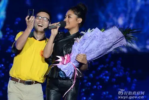 阿鲁阿卓在演唱