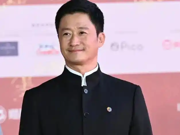 吴京出席北影节"天坛奖",一身中山装太引人注目,传递爱国情怀