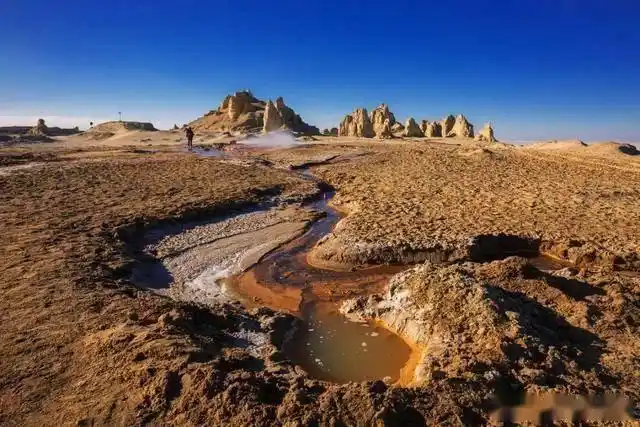 罗布泊,因为外形称为"地球之耳",是位于我国新疆维吾尔自治区东南部的