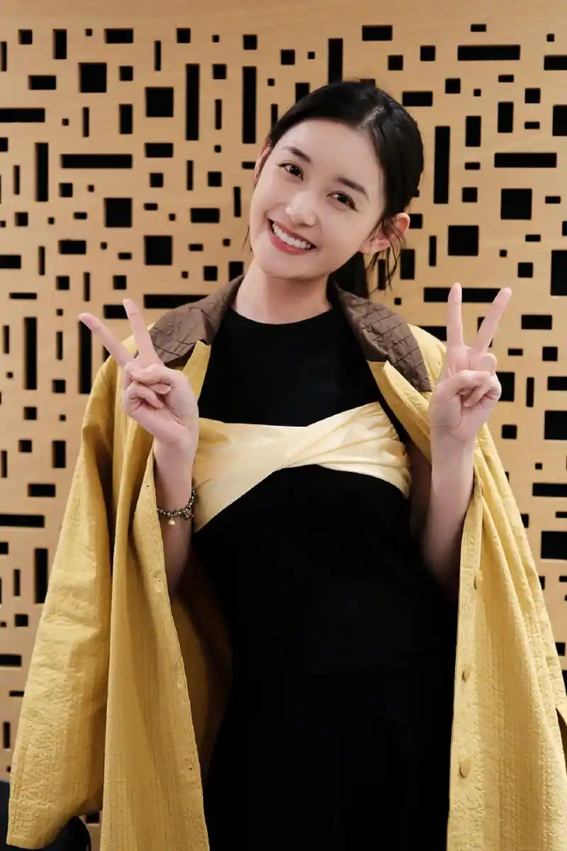 19日,有网友晒出在泰国偶遇蒋依依的照片.