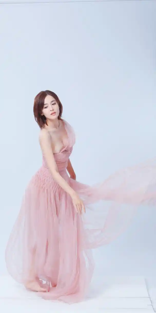 古力娜扎手机壁纸:薄纱轻盈,柔美迷人