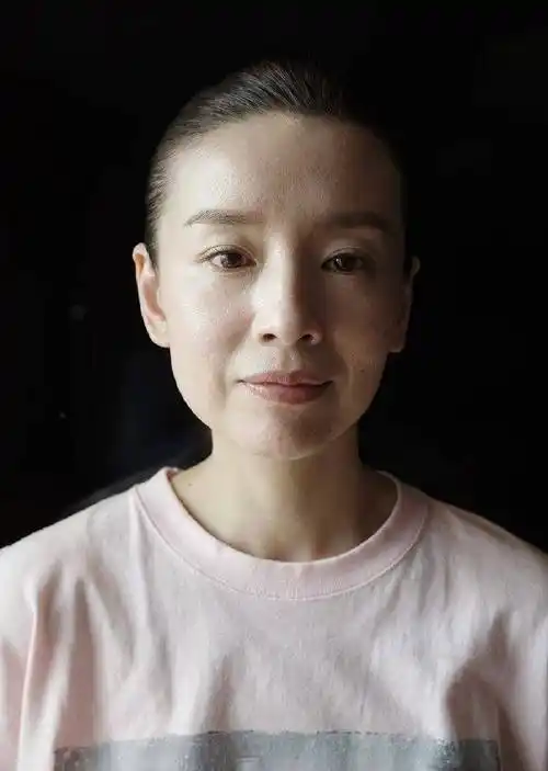 43岁董洁街拍大片曝真实状态!脸垮毛孔大眼窝凹,眼神空洞像假人