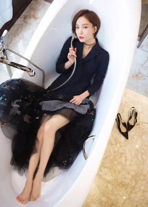 主演《杜拉拉升职记》,参演《山楂树之恋》《搜索》《后会无期》.