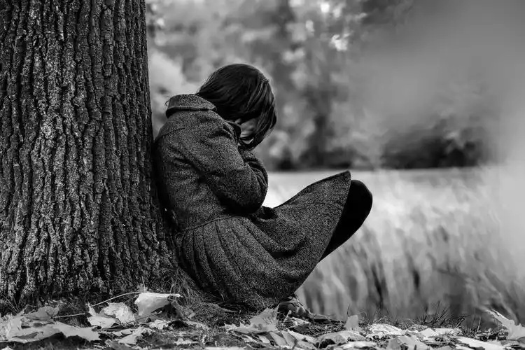 伤心抑郁难过png素材世界自闭症日大街上哭的伤心女人女人孤独烦躁