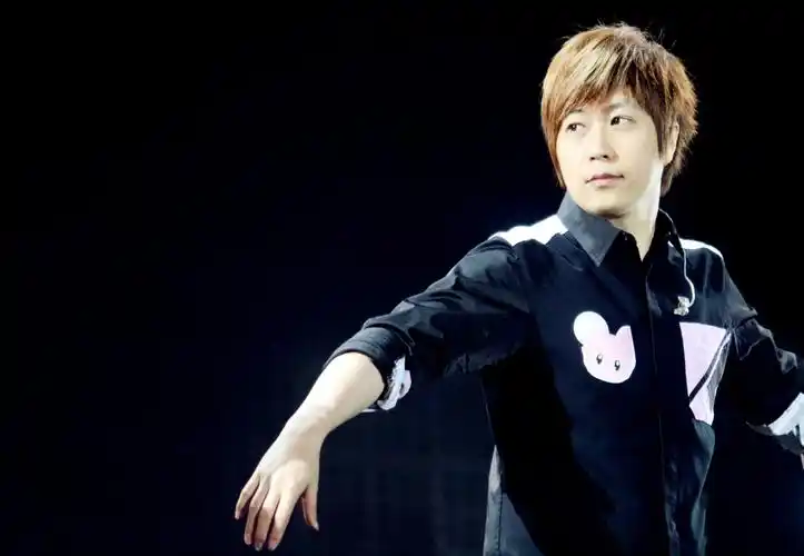 跪求各路大神五月天阿信照片(壁纸,艺术照皆可)!