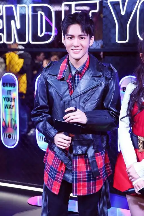 曾舜晞自穿搭皮衣短靴现身上海 展现劲酷街头风潮