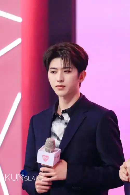 蔡徐坤隔空点亮水立方##蔡徐坤最新怼脸拍摄大片