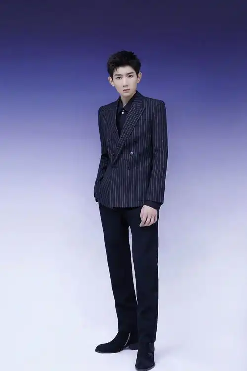 原创tfboys西装杀合体,王源变消瘦王俊凯遇尴尬,知名作家劝千玺单飞