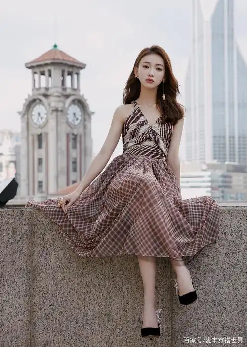 吴谨言穿粉色修身裙,香肩迷人,网友直呼:这骨架太小巧了