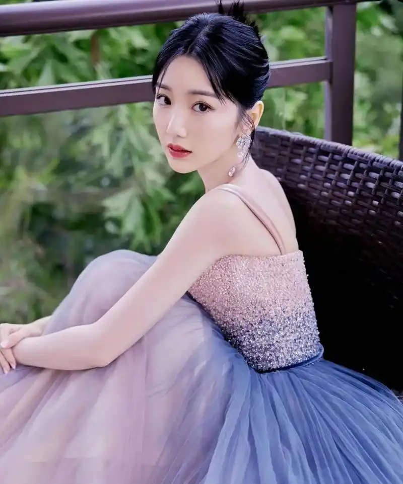 毛晓彤# 一袭渐变色吊带长裙,甜美可爱的容颜,窈窕曼妙的身材,前凸后