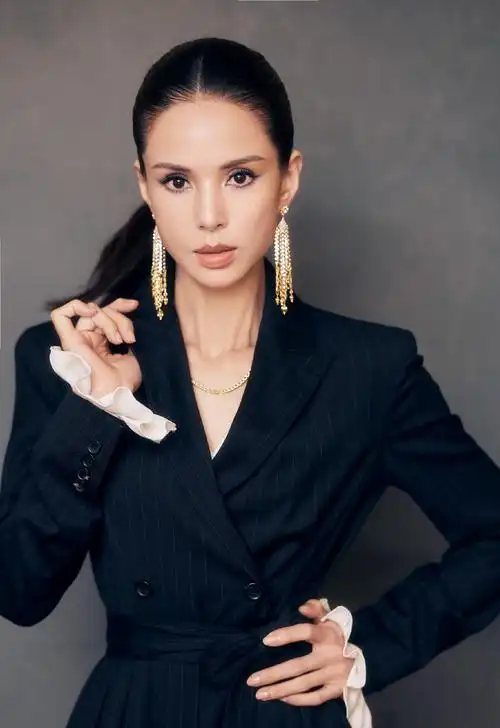 李若彤干练西装写真图片