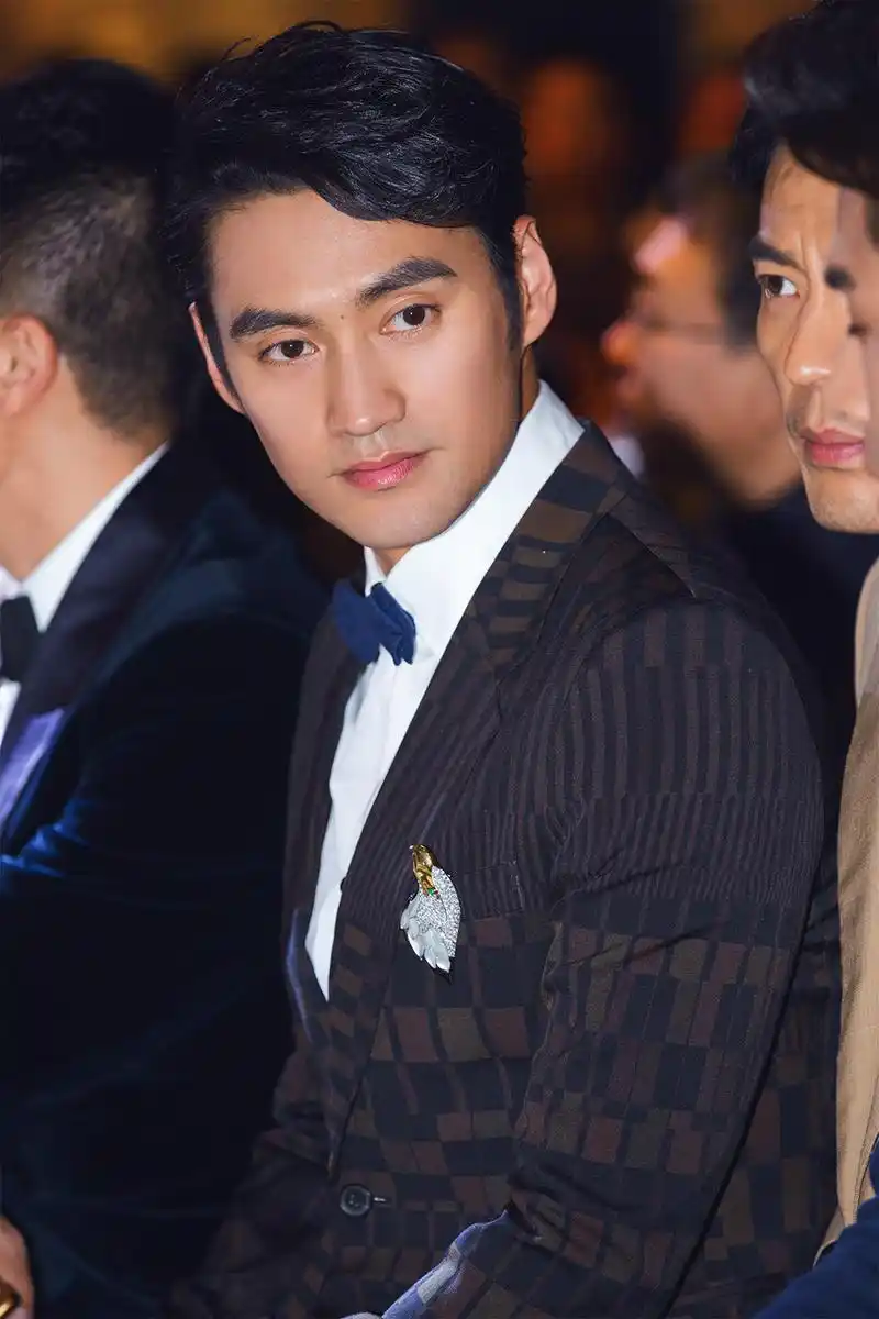 p>袁弘,1982年8月23日出生于湖北省武汉市,中国内地影视男演员,毕业