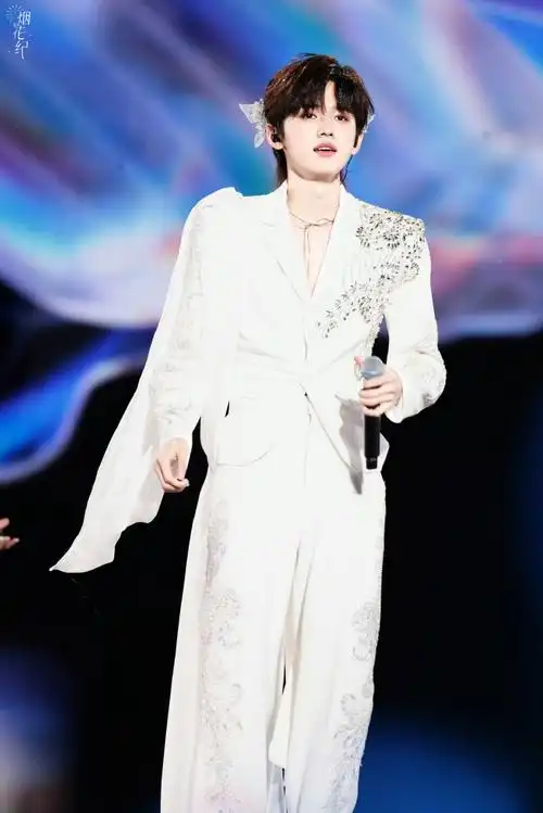 时代少年团楼间楼演唱会##宋亚轩闪钻西装##宋亚轩翻唱蝴蝶