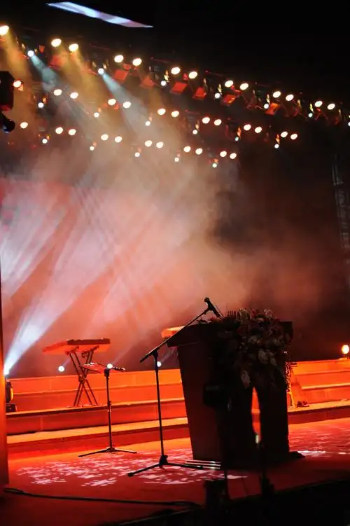 贵州主持人周子翔女子十二乐坊音乐会主持现场(图)