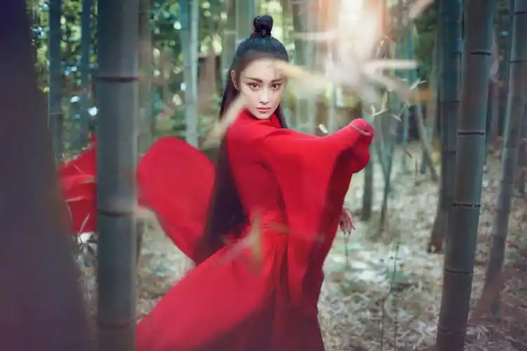 张馨予孕肚照曝光后首晒照一袭红裙美得脱俗