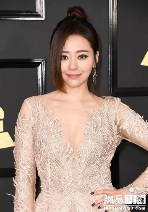 张靓颖再战格莱美 透视深v性感造型燃爆红毯