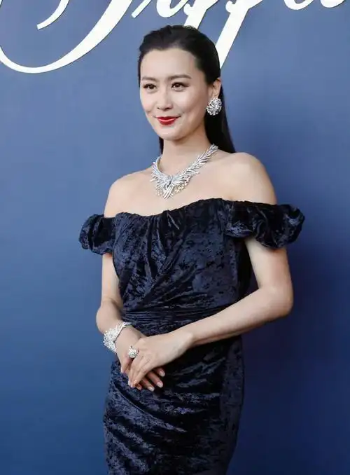 陈法拉,都认不出来了,但是她的变化是往有福气面相的方面方向变的.