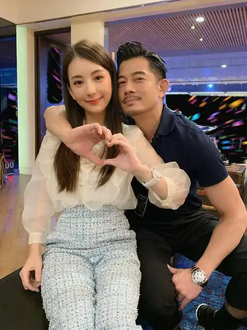 郭富城老婆晒沙滩美照,用珍珠项链勾勒小蛮腰,身材哪像生过俩|珍珠