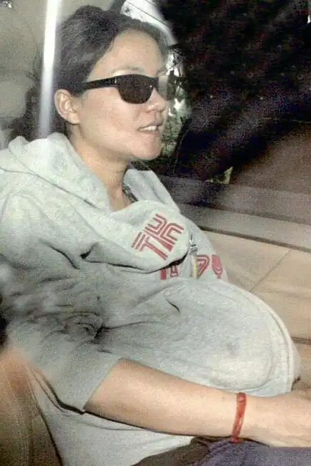 王菲大肚照曝光素颜出街显憔悴lucas的回应令人心疼