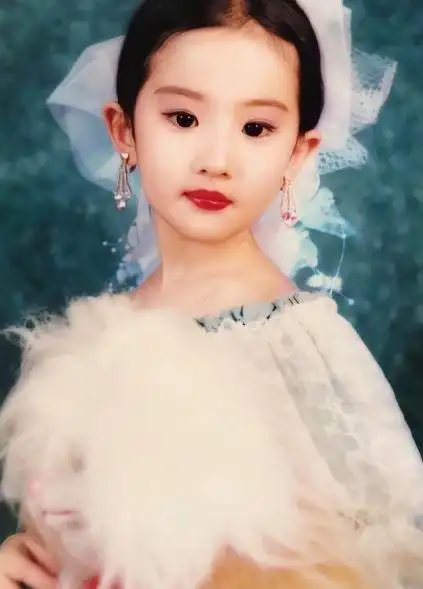 刘诗诗小时候就看着就挺有气质,仪态超好,脸型也很好看,不过她小时候