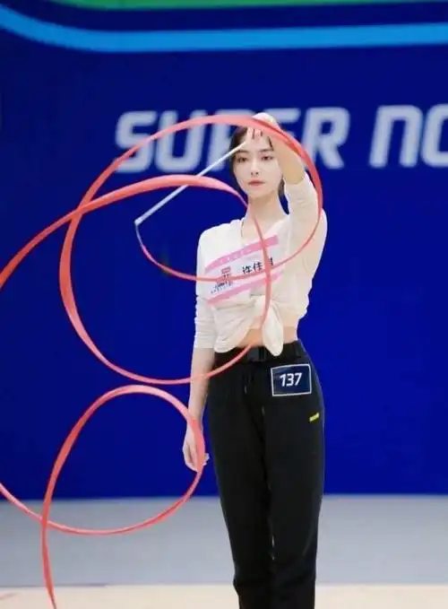 作为90后的女生,许佳琪的颜值和身材都挺不错的,官方身高是1米7,属于