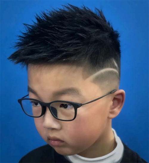 小男孩飞机头发型 纯真可爱帅气无比_儿童发型 - 美发站